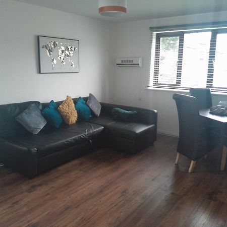 Impeccable 2-Bed Apartment In Grays London Luaran gambar